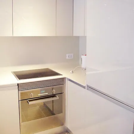 2 Min Walk To - Private Solarium