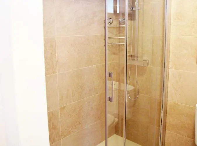 2 Min Walk To - Private Solarium Holiday home