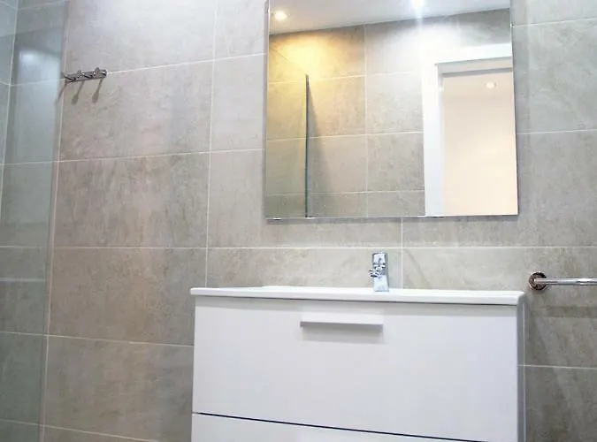 2 Min Walk To - Private Solarium Holiday home *