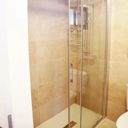 2 Min Walk To - Private Solarium Semesterbostad