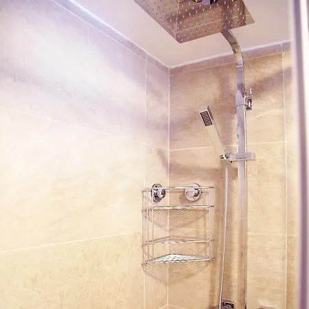 2 Min Walk To - Private Solarium