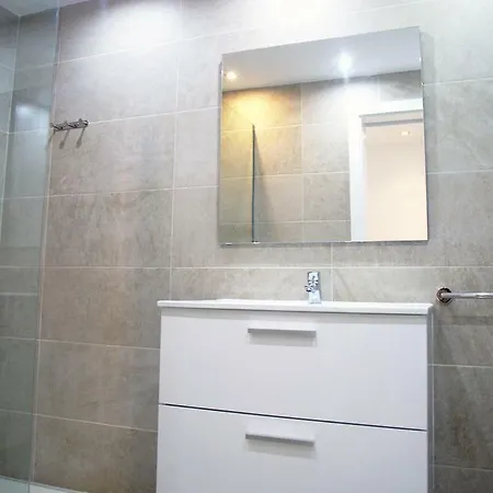 2 Min Walk To - Private Solarium Semesterbostad *