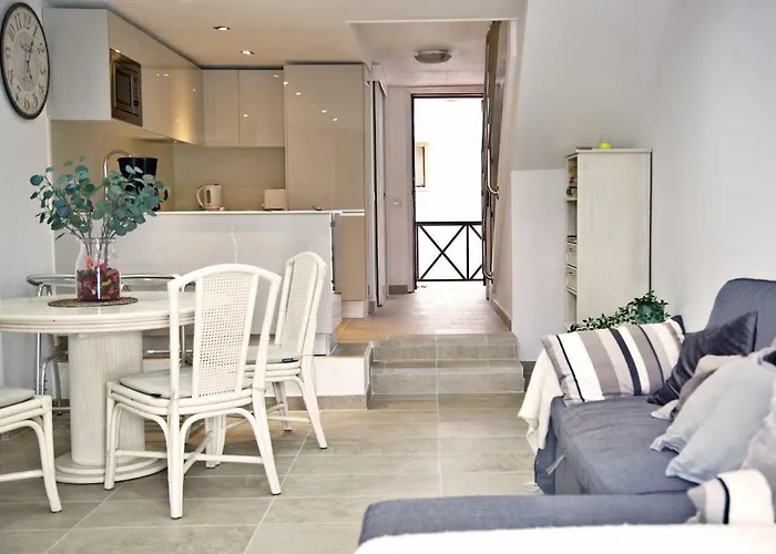 2 Min Walk To - Private Solarium *