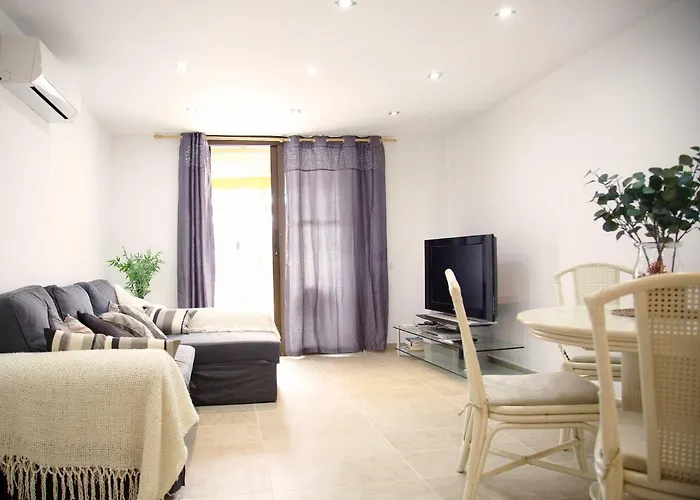 2 Min Walk To - Private Solarium